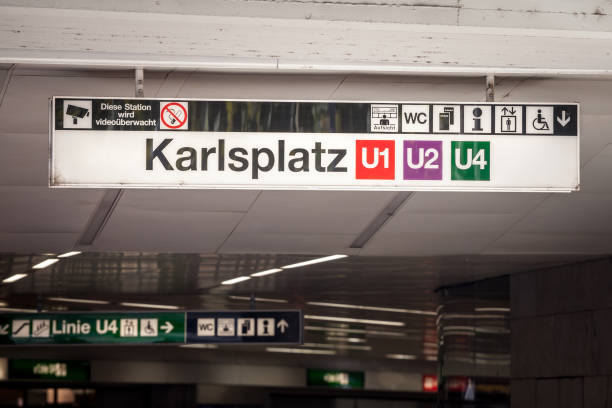 signe de station de métro de karlsplatz de vienne, autriche, également appelé u-bahn indiquant les lignes u1, u2 et u4. c'est le réseau de transport en commun ferroviaire souterrain de la ville. - vienna karlsplatz austria subway train photos et images de collection