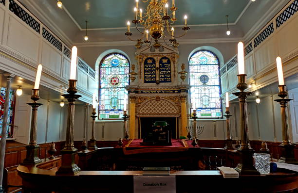sinagoga judía ashkenazi. plymouth inglaterra. - torah ark fotografías e imágenes de stock