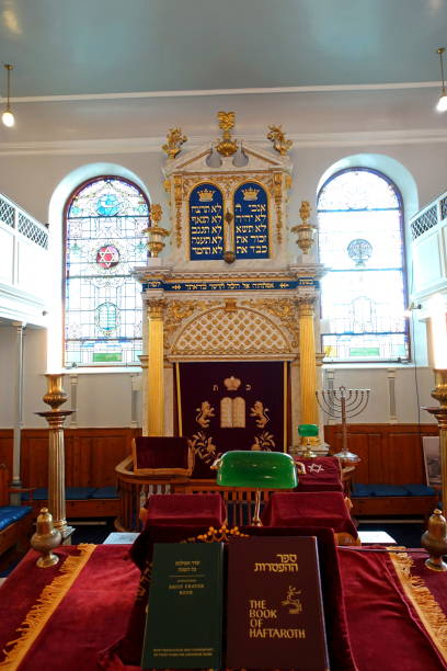 еврейская синагога ашкенази. плимут англия. - torah ark стоковые фото и изображения