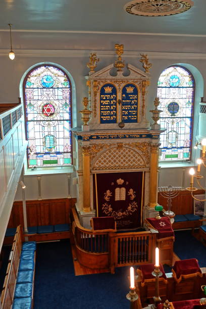 sinagoga judía ashkenazi. plymouth inglaterra. - torah ark fotografías e imágenes de stock
