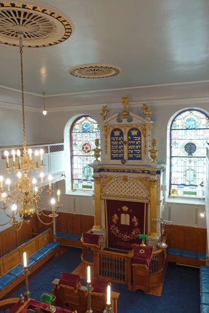 еврейская синагога ашкенази. плимут англия. - torah ark стоковые фото и изображения