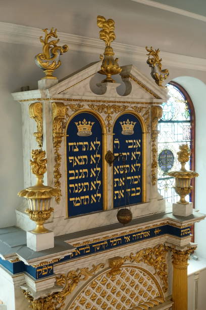 アシュケナジ・ユダヤ人シナゴーグ。プリマス・イングランド - torah ark ストックフォトと画像