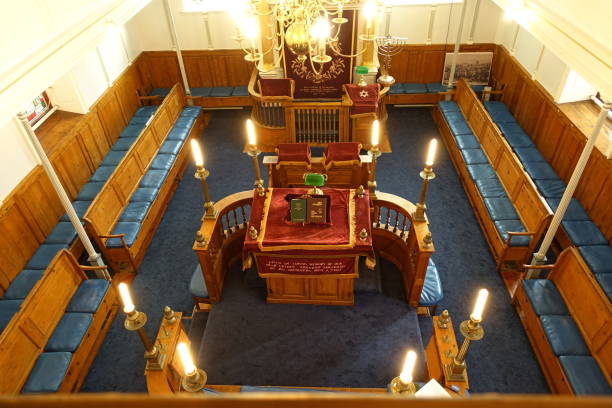 еврейская синагога ашкенази. плимут англия. - torah ark стоковые фото и изображения