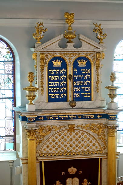 sinagoga judía ashkenazi. plymouth inglaterra. - torah ark fotografías e imágenes de stock