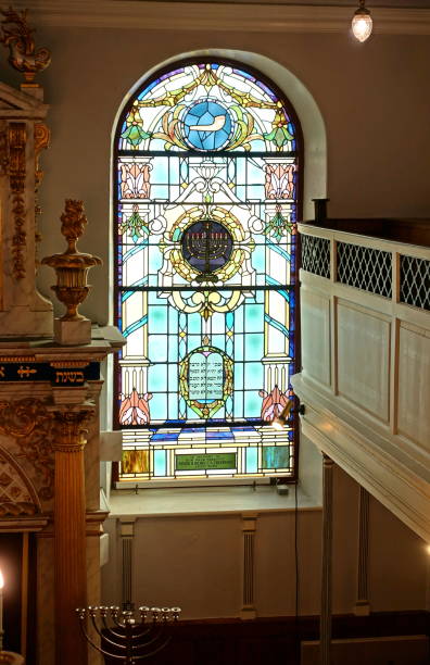 sinagoga judía ashkenazi. plymouth inglaterra. - torah ark fotografías e imágenes de stock