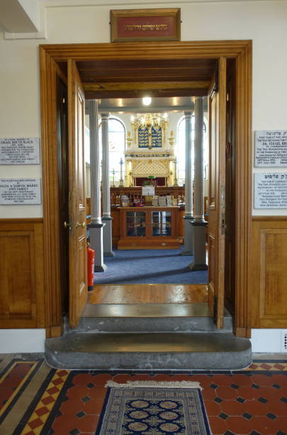 еврейская синагога ашкенази. плимут англия. - torah ark стоковые фото и изображения