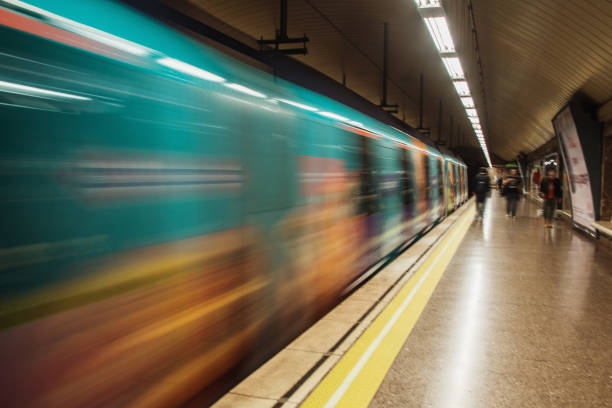 マドリードで動いている地下鉄列車 - commuter business station agility ストックフォトと画像