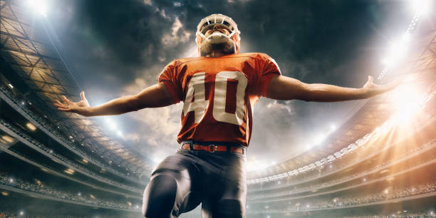 アメリカンフットボール選手の活動 - american football sport university football player ストックフォトと画像