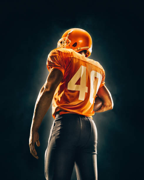 アメリカンフットボール選手の活動 - american football sport university football player ストックフォトと画像