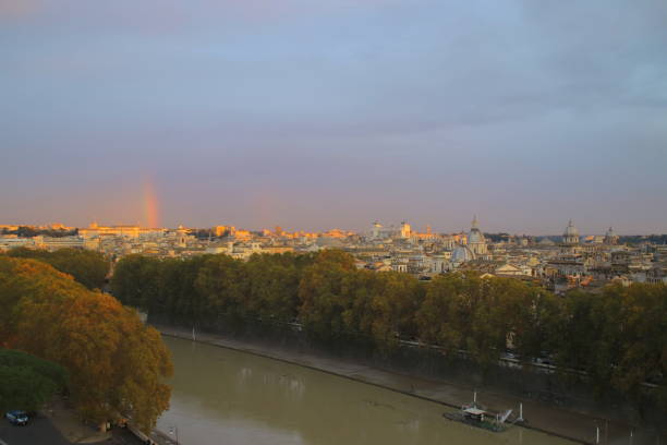 тибр и городской пейзаж рима в сумерках - vittorio emanuele monument riverbank rome italy стоковые фото и изображения