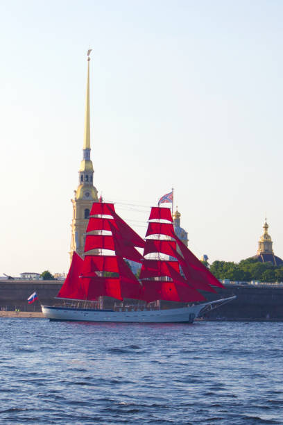 istock Rehearsal pass of the ship with red sails 1190630480