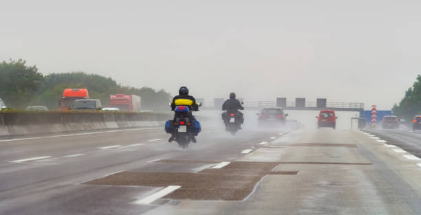 paysage d'autoroute pluvieux - moistness photos et images de collection