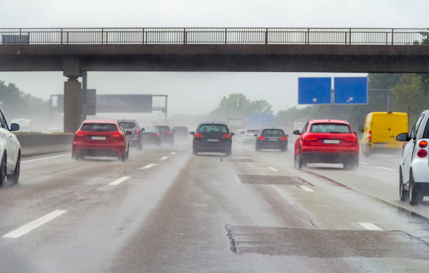 雨の高速道路の風景 - moistness ストックフォトと画像