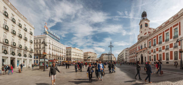 piazza puerta del sol a madrid, spagna - puerto de sol foto e immagini stock