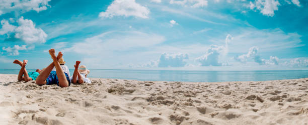 padre con hijo e hija relajarse en vacaciones en la playa, panorama - child beach playing sun fotografías e imágenes de stock