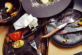 tisch-mit-essensresten-nach-dinne.jpg?b=1&s=170x170&k=20&c=SEZQxcf_gAmSY5FL-dLboN-wcB4Hhnx8n4CQPxq15PA=