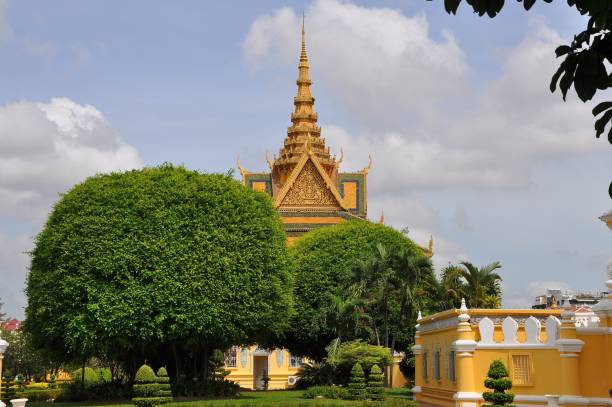 il palazzo reale e la pagoda d'argento a phnom penh, cambogia - stupa royal stupa local landmark national landmark foto e immagini stock