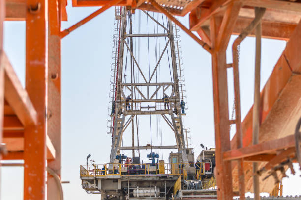 platforma do szczelinowania ropy naftowej o zachodzie słońca - oil pump sunset mining drilling rig zdjęcia i obrazy z banku zdjęć