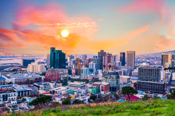 kaapstad stad skyline twilight - zuid afrika stockfoto's en -beelden