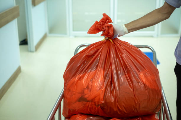 infektiöse abfälle müssen im müllsack entsorgt und in krankenhäusern rot entsorgt werden. - gauze healthcare and medicine disposable bandage stock-fotos und bilder