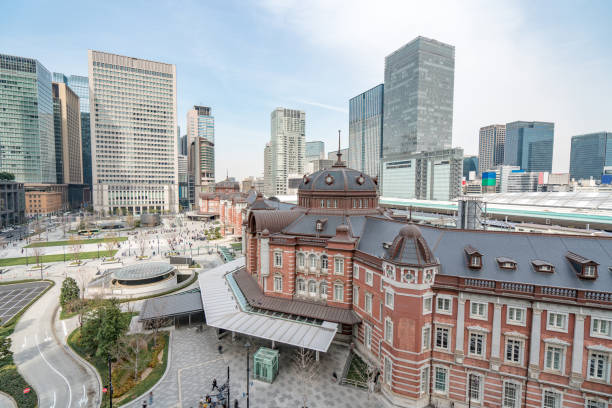 tokyo, japon - 25 mars 2019: tokyo station à tokyo, japon. ouvert en 1914, un grand un chemin de fer et quartier commercial de ginza - tokyo station railroad station chiyoda ward building exterior photos et images de collection