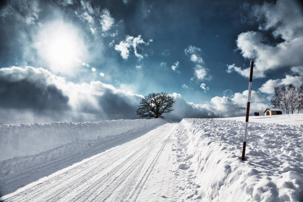 зимние пейзажи. биэй хоккайдо япония - dirt road tranquil scene blue travel destinations стоковые фото и изображения