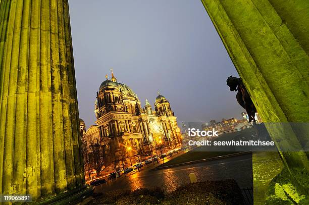 Bunte Berliner Kathedrale Bei Nacht Stockfoto und mehr Bilder von Abenddämmerung - Abenddämmerung, Alt, Architektonische Säule