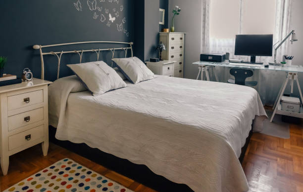 dormitorio doble con oficina en casa - queen size bed fotografías e imágenes de stock