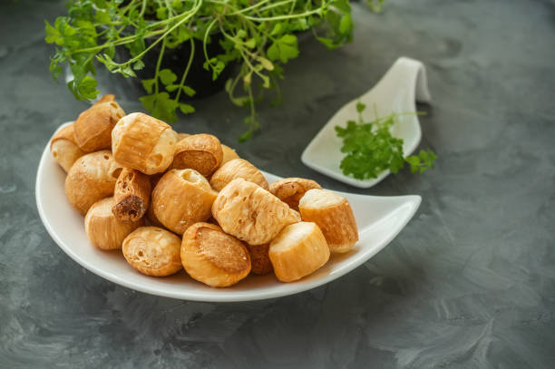 suchy, spieniony, wędzony, beczkowy ser. szybka przekąska z serem chechil i zieleni. - foamed milk zdjęcia i obrazy z banku zdjęć