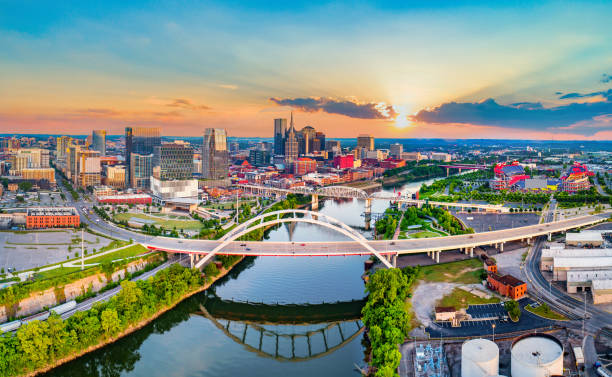 nashville tennessee tn drone skyline aerial panorama - tennessee zdjęcia i obrazy z banku zdjęć