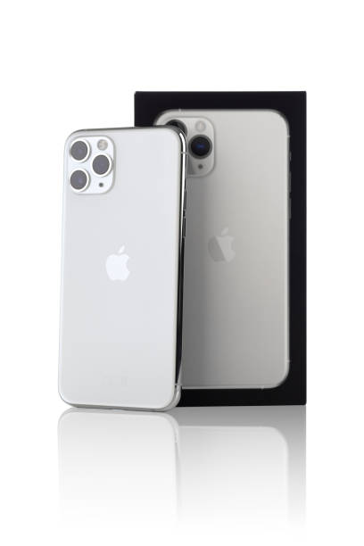 apple iphone 11 pro couleur argent sur un fond blanc. - mockup iphone photos et images de collection