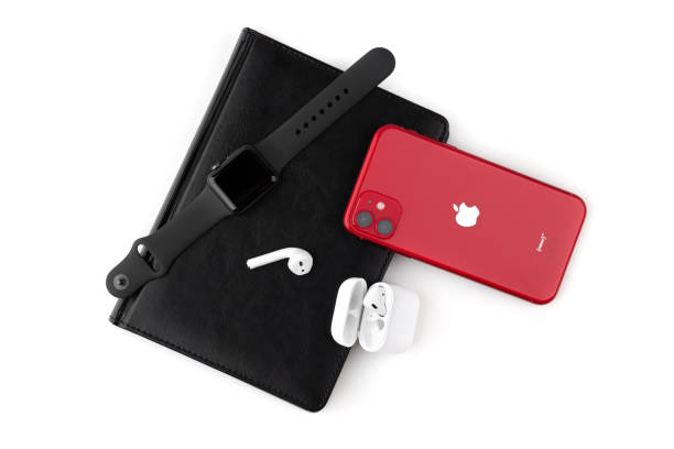 白い背景にアップルのiphone 11製品赤。 - store application software iphone mobile phone ストックフォトと画像