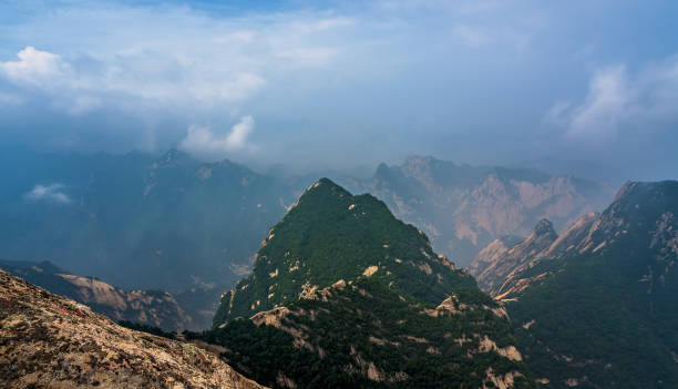 panoramic view from the west peak summit of hua shan mountain - eternity spirituality landscape rock imagens e fotografias de stock