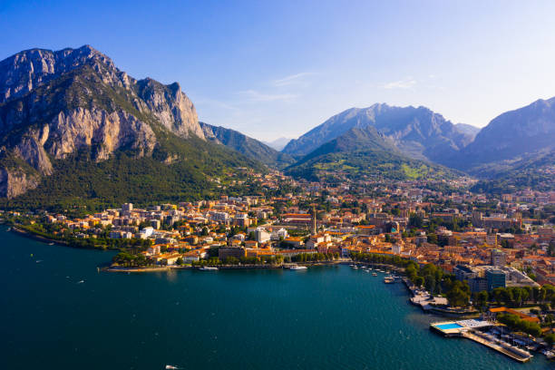 イタリアのレッコの街並み - comune di lecco ストックフォトと画像