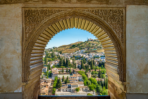 The Mirador de San Nicolas in Granada is one of the most outstanding of the city: from this square located in the historic Albayzin neighborhood you can enjoy a spectacular view of the Alhambra, the Sierra Nevada and the city of Granada.