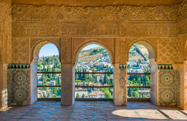 el pintoresco barrio del albaicín en granada visto desde el palacio de la alhambra. andalucía, españa. - palacio espanol fotografías e imágenes de stock