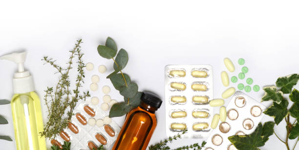 disposition des produits de soins de santé - herbal medicine vitamin pill capsule nutritional supplement photos et images de collection