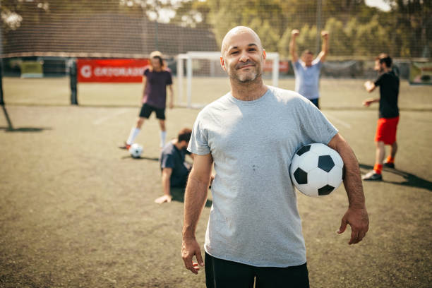 법원에 축구 공을 가진 중간 성인 히스패닉 남자 - soccer player soccer men ball 뉴스 사진 이미지