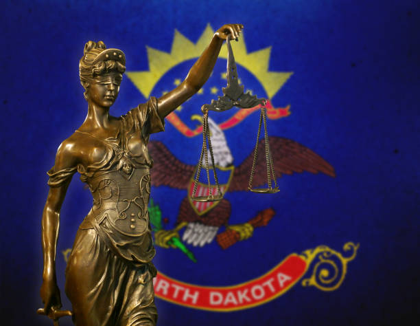 леди юстиции перед флагом штата северная дакота - north dakota flag us state flag north dakota flag стоковые фото и изображения