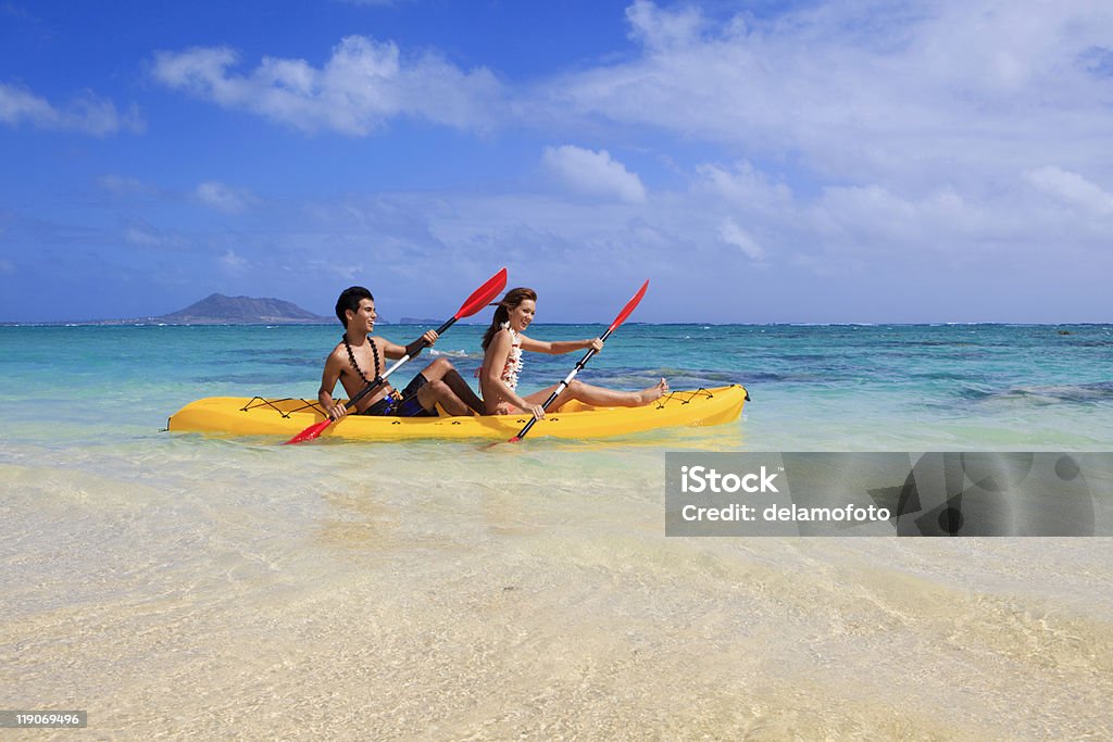 Junges Paar Kajak fahren in hawaii - Lizenzfrei Hawaii - Inselgruppe Stock-Foto
