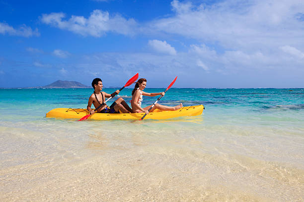 pareja joven en kayak en hawai - beach beauty in nature beautiful brown hair fotografías e imágenes de stock