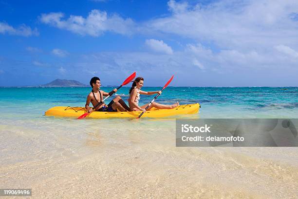 Giovane Coppia In Kayak Alle Hawaii - Fotografie stock e altre immagini di Isole Hawaii - Isole Hawaii, Kayak, Donne