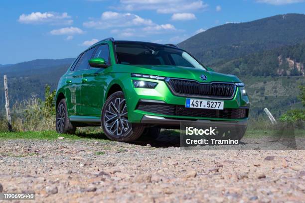 Skoda Kamiq En Una Carretera Foto de stock y más banco de imágenes de 2019 - 2019, Aire libre, Alquilar