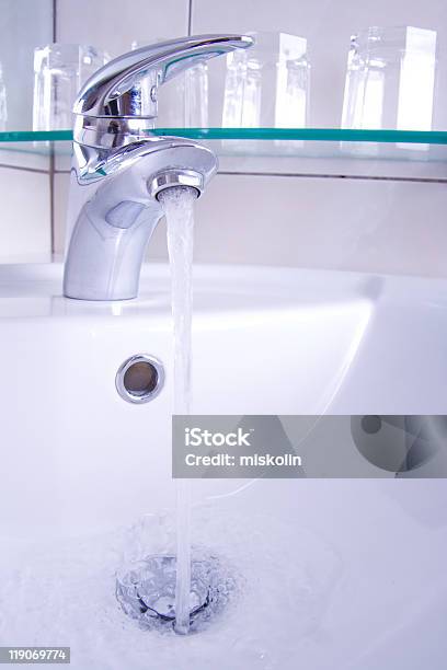 Foto de Água Corrente e mais fotos de stock de Azulejo - Azulejo, Banheiro doméstico, Bebida gelada