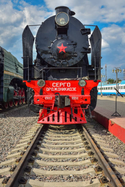 trem de vapor preto e vermelho raro sergo ordzhonikidze no museu de locomotivas de vapor na estação de riga - old station natural gas russia - fotografias e filmes do acervo