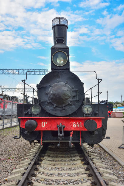 trem de vapor preto e vermelho raro no museu de locomotivas de vapor na estação de riga - old station natural gas russia - fotografias e filmes do acervo