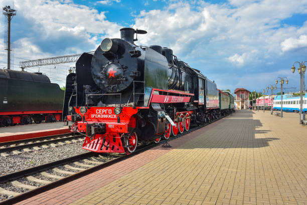 trem de vapor preto e vermelho raro sergo ordzhonikidze no museu de locomotivas de vapor na estação de riga - old station natural gas russia - fotografias e filmes do acervo