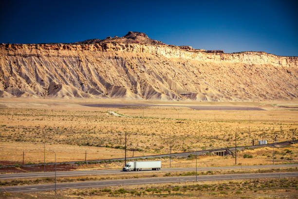 camión en el desierto - truck space desert utah fotografías e imágenes de stock