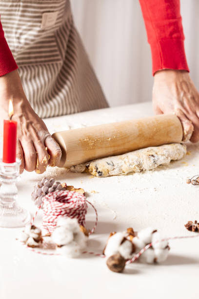 독일 과일 케이크 스톨렌을 굽는다. 크리스마스 스톨렌 - christmas stollen christmas pastry baked 뉴스 사진 이미지