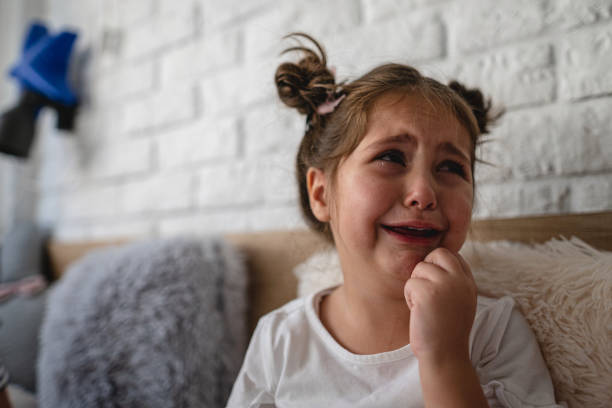 甘い女の子が泣いている - daughter distraught little girls worried ストックフォトと画像